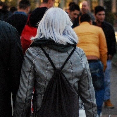 Las ventas de arte beneficien directamente a los artistas y las causas. 